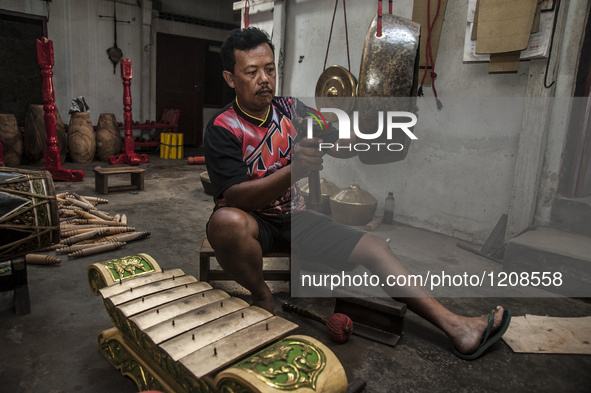 Legiyono (48) check sound of gamelan in Gamelan Daliyo Legiyono, Pelem Lor Batu Retno Village, Banguntapan, Yogyakarta, Indonesia, on May 13...