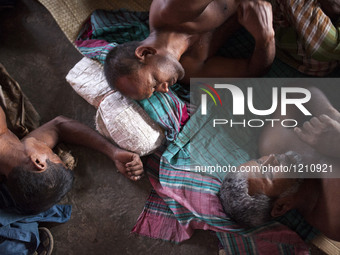 DHAKA, BANGLADESH - MAY 12: Labourers of Karwan Bazar break for a mid-day siesta to beat the hot summer noon in their workplace at Karwan Ba...