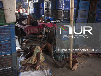 DHAKA, BANGLADESH - MAY 12: Labourers of Karwan Bazar break for a mid-day siesta to beat the hot summer noon in their workplace at Karwan Ba...