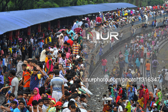 Passengers travel on top of a train leaving for their hometowns for the upcoming Eid al-Fitr festival in Dhaka, Bangladesh, July 5, 2016.