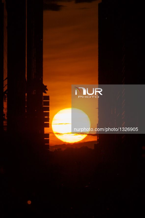 Photo taken on July 11, 2016 shows the Manhattanhenge in Manhattan, New York, the United States. The Manhattanhenge refers to the twice-a-ye...