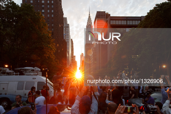 Photo taken on July 11, 2016 shows the Manhattanhenge in Manhattan, New York, the United States. The Manhattanhenge refers to the twice-a-ye...