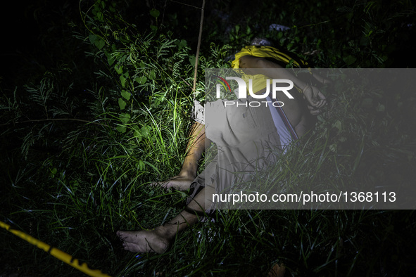 (EDITORS NOTE: Image depicts graphic content.) The corpse of a suspected drug pusher and victim of a vigilante-style execution with his hand...