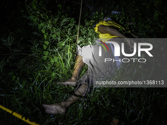 (EDITORS NOTE: Image depicts graphic content.) The corpse of a suspected drug pusher and victim of a vigilante-style execution with his hand...