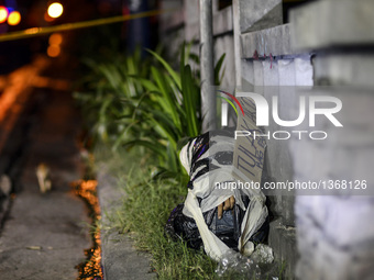 (EDITORS NOTE: Image depicts graphic content.) The corpse of a suspected drug pusher and victim of a vigilante-style execution with his body...