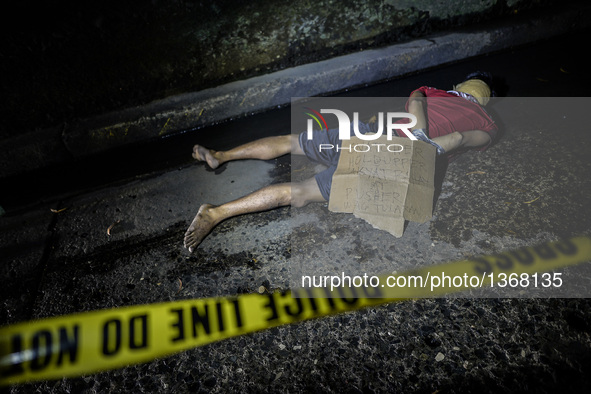 (EDITORS NOTE: Image depicts graphic content.) The corpse of a suspected drug pusher and victim of a vigilante-style execution with his hand...