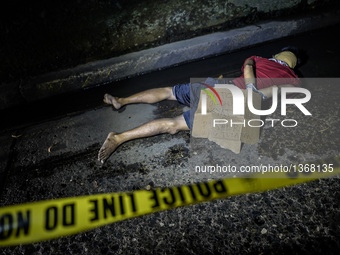 (EDITORS NOTE: Image depicts graphic content.) The corpse of a suspected drug pusher and victim of a vigilante-style execution with his hand...