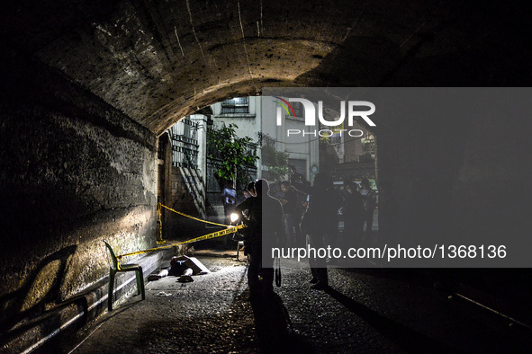 (EDITORS NOTE: Image depicts graphic content.) Police and media inspect the corpse of a suspected drug pusher and victim of a vigilante-styl...