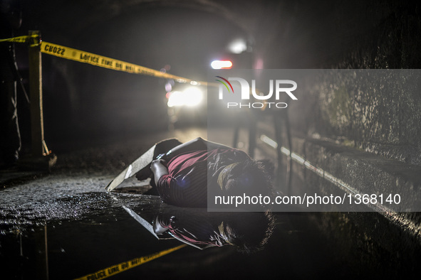 (EDITORS NOTE: Image depicts graphic content.) The corpse of a suspected drug pusher and victim of a vigilante-style execution with his hand...