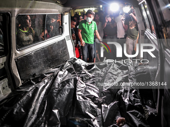 (EDITORS NOTE: Image depicts graphic content.) Body bags containing the corpses of suspected drug pushers are seen inside a van after they w...