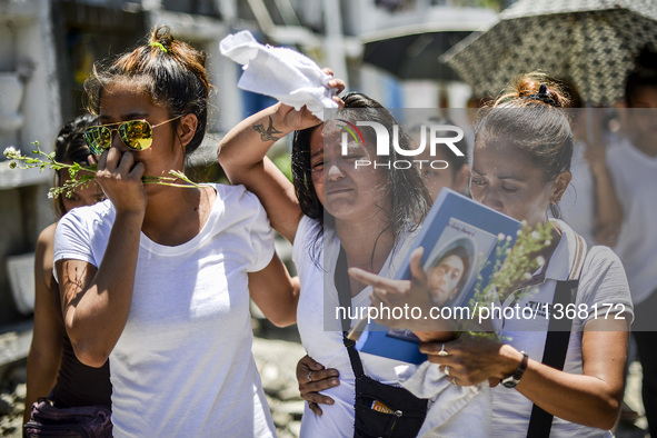 (EDITORS NOTE: Image depicts graphic content.) Relatives of a suspected drug pusher and victim of a vigilante-style execution grieve during...