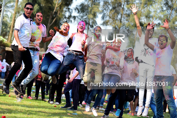 People participate in the India Color Festival during a high temperature summer day in Cairo, Egypt, on August 12, 2016.