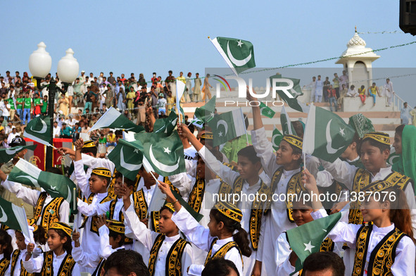 Pakistani people attend a ceremony celebrating Pakistan's Independence Day in eastern Pakistan's Lahore on Aug. 14, 2016.