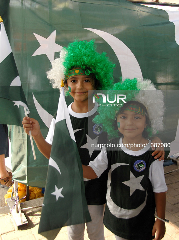 Girls pose for a photo on Pakistan's Independence Day in Islamabad, capital of Pakistan on Aug. 14, 2016.