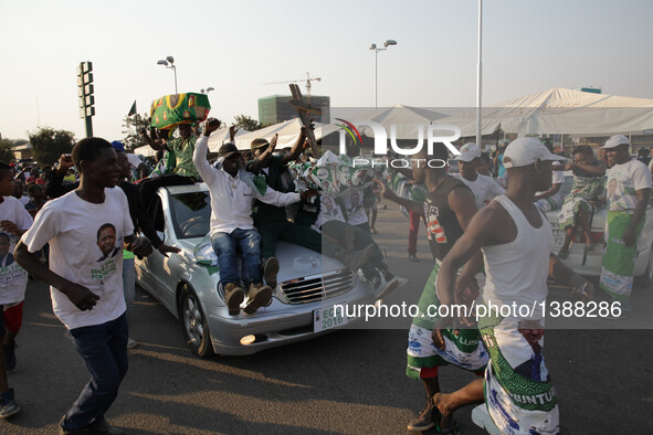 Supporters of Zambia's ruling Patriotic Front (PF) party celebrate victory of Edgar Lungu in Lusaka, capital of Zambia, Aug. 15, 2016. Zambi...