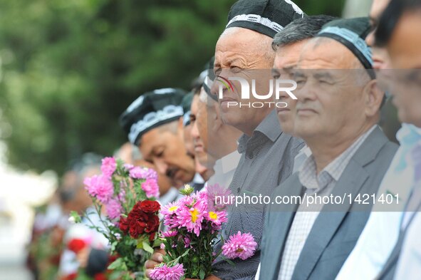 People gather along the road to pay tribute to the late president of Uzbekistan Islam Karimov in Samarkand, Uzbekistan, on Sept. 3, 2016. Th...