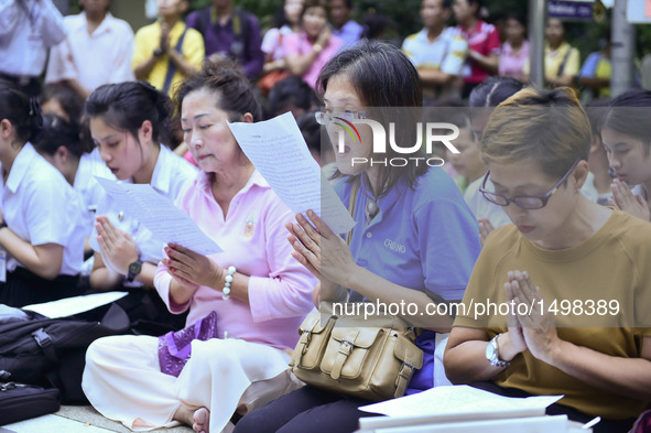 Thai citizens pray for the health of Thai King Bhumibol Adulyadej at the Siriraj Hospital in Bangkok, Thailand, Oct. 12, 2016. Thai King Bhu...