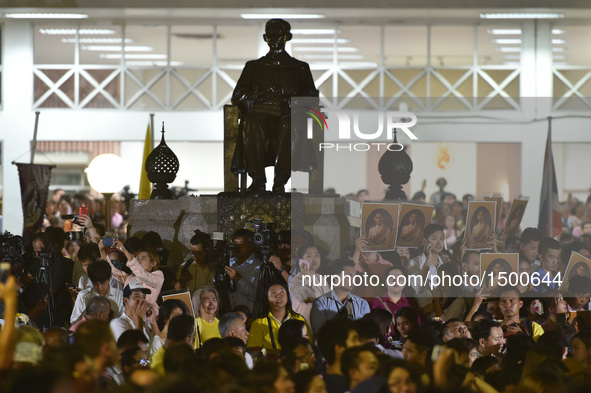 People mourn for the death of Thai King Bhumibol Adulyadej outside Siriraj Hospital in Bangkok, capital of Thailand, on Oct. 13, 2016. Thai...