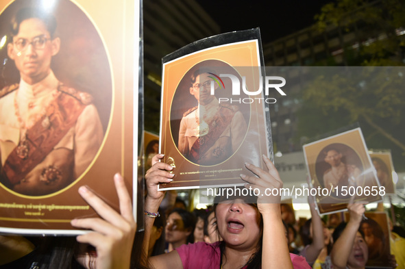 People mourn for the death of Thai King Bhumibol Adulyadej outside Siriraj Hospital in Bangkok, capital of Thailand, on Oct. 13, 2016. Thai...