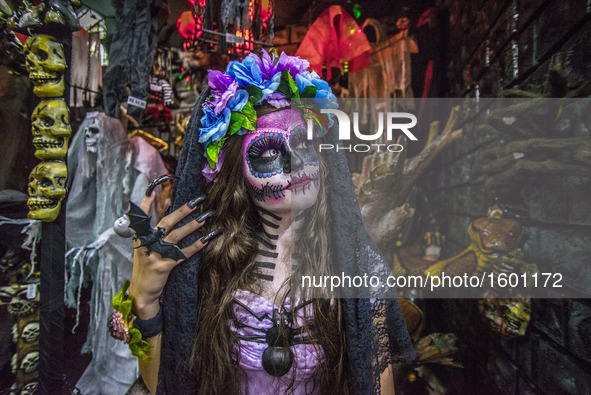 A girl with makeup and fancy "La Catrina de los oarlocks" shaking fantasy coméricio stores in the central region on the afternoon of Tuesday...