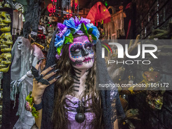 A girl with makeup and fancy "La Catrina de los oarlocks" shaking fantasy coméricio stores in the central region on the afternoon of Tuesday...