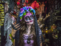 A girl with makeup and fancy "La Catrina de los oarlocks" shaking fantasy coméricio stores in the central region on the afternoon of Tuesday...