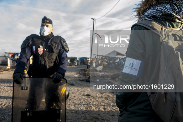 Advocates access the Calais jungle. Police block access, but they come to pass, in Calais, October 27, 2016.
The Calais jungle begins its fo...