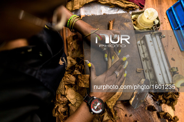 (160304) -- HAVANA, March 4, 2016 () -- A worker makes Cohiba cigar at the "El Laguito" factory in Havana, capital of Cuba, on March 3, 2016...