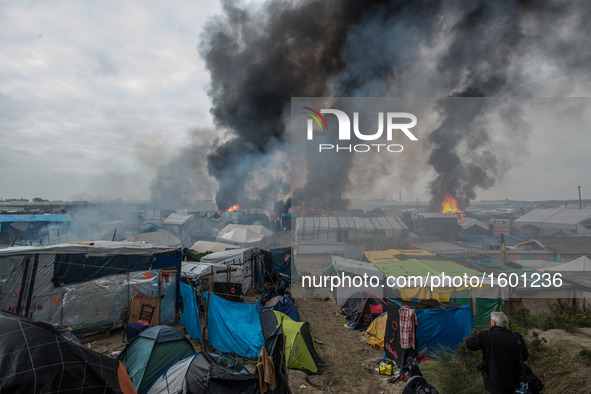 Chaotic scenes of the jungle, after many fires being set up in Calais, France on  26 October 2016. During the whole day, fires were set up a...