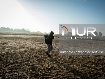 Migrants going in and out of the Jungle . It is a total confusion. Calais 27 /10/2016 (