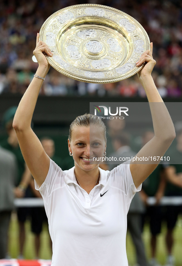 (140705) -- LONDON, July 5, 2014 () -- Czech Republic's Petra Kvitova poses with the trophy during the award ceremony after the women's sing...