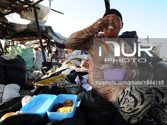 Nurtinah eats during her time work break.
Nurtinah, 47, a farm worker from Pucang Anom village, Cerme sub-district, Bondowoso district, East...