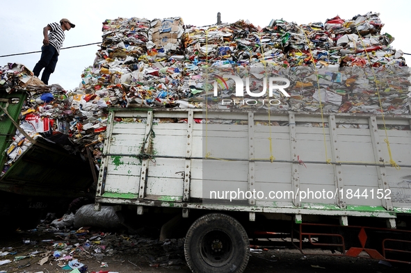 A worker puts the garbage into a truck.
Surabaya Municipality Government has developed an effective community education program about waste...