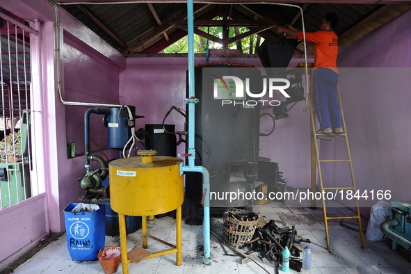 A worker prepares the Dry Waste Gasification Power Plant machine.
Dry Waste Gasification Power Plant uses branches and plastics waste to pro...