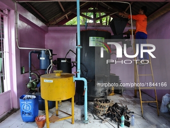 A worker prepares the Dry Waste Gasification Power Plant machine.
Dry Waste Gasification Power Plant uses branches and plastics waste to pro...