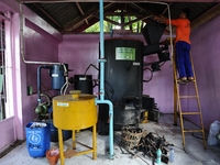 A worker prepares the Dry Waste Gasification Power Plant machine.
Dry Waste Gasification Power Plant uses branches and plastics waste to pro...