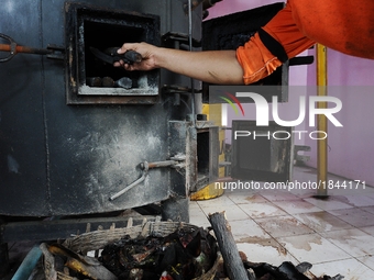 A worker prepares the Dry Waste Gasification Power Plant machine.
Dry Waste Gasification Power Plant uses branches and plastics waste to pro...