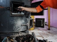 A worker prepares the Dry Waste Gasification Power Plant machine.
Dry Waste Gasification Power Plant uses branches and plastics waste to pro...