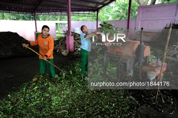 Workers work in compost house.
Compost houses reduce a large amount of waste by primarily targeting organic waste, more than half the amount...