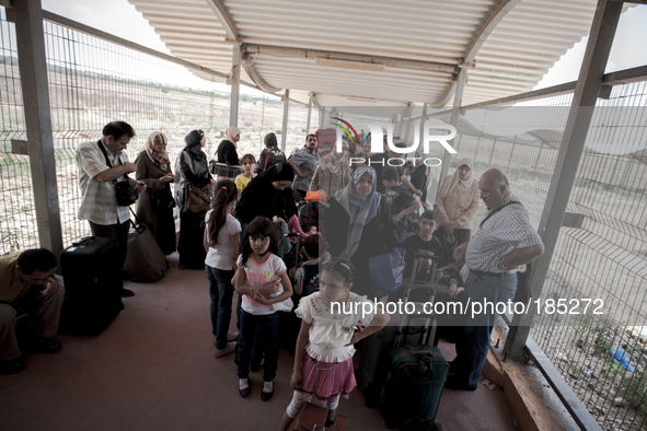 Desperate Palestinian refugees waiting for hours in front of the Israeli border crossing at Erez to escape the war in Gaza after the ground...