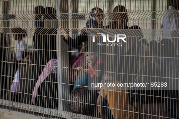 Desperate Palestinian refugees waiting for hours in front of the Israeli border crossing at Erez to escape the war in Gaza after the ground...