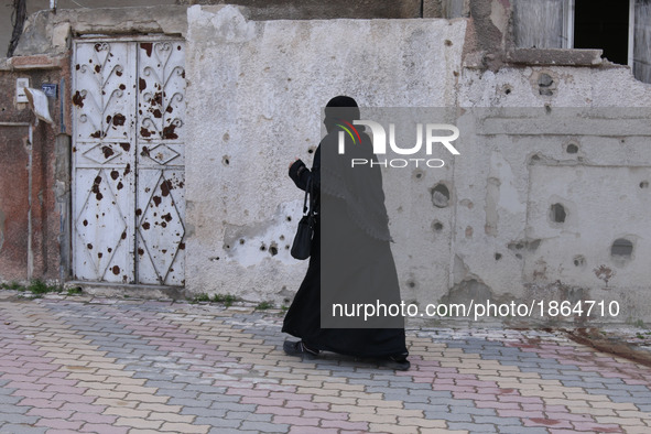 Syrian Umm Mohammed, arrives to a literacy school in the rebel-held town of Douma, on the outskirts of the capital Damascus, on March 25, 20...