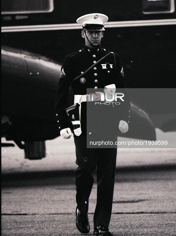 A guard attend the arrival of US President Ronald Reagan in Chicago on September 1984.