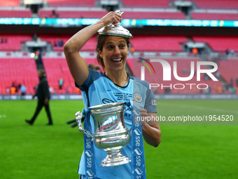 Carli Lloyd of Manchester City WFC with Trophy
during The SSE FA Women's Cup-Final match betweenBirmingham City Ladies v Manchester City wom...