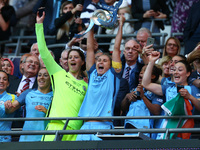 Steph Houghton of Manchester City WFCwith Trophy
after The SSE FA Women's Cup-Final match betweenBirmingham City Ladies v Manchester City wo...