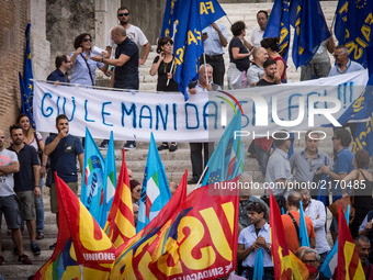 Atac workers protest during the municipal council on the Atac crisis,in Rome, Italy on 07 September 2017. (