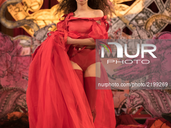 A model walks the runway at the Dilara Findikoglu show during London Fashion Week September 2017 in London on September 18, 2017. Dilara Fin...