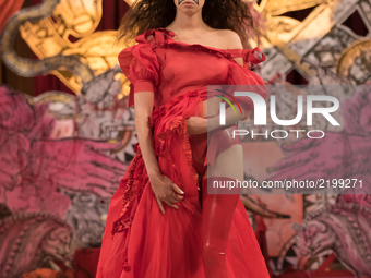 A model walks the runway at the Dilara Findikoglu show during London Fashion Week September 2017 in London on September 18, 2017. Dilara Fin...