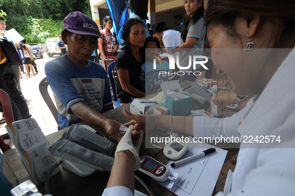 The medical team conducts health checks on refugees at IDP camps in Sidemen, Karangasem, Bali, October, 4.2017. Doctors and Volunteers from...