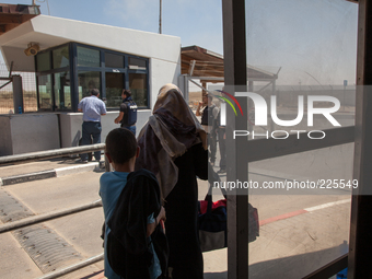 Palestinian refugees on their way back into the Gaza Strip, some of the very few that decided to come back during the still ongoing Operatio...